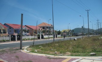 Bán gấp miếng đất chính chủ ngay chợ Gò Đen, giá 600tr, sổ hồng riêng